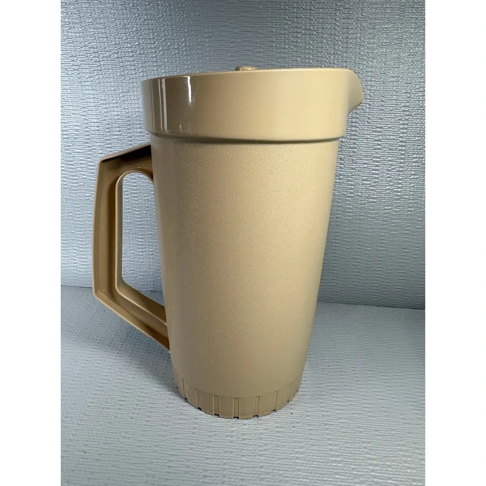 Vintage Tupperware‎ 2 Quart Pitcher Almond Tan Push Button Lid 800-5 Made in USA